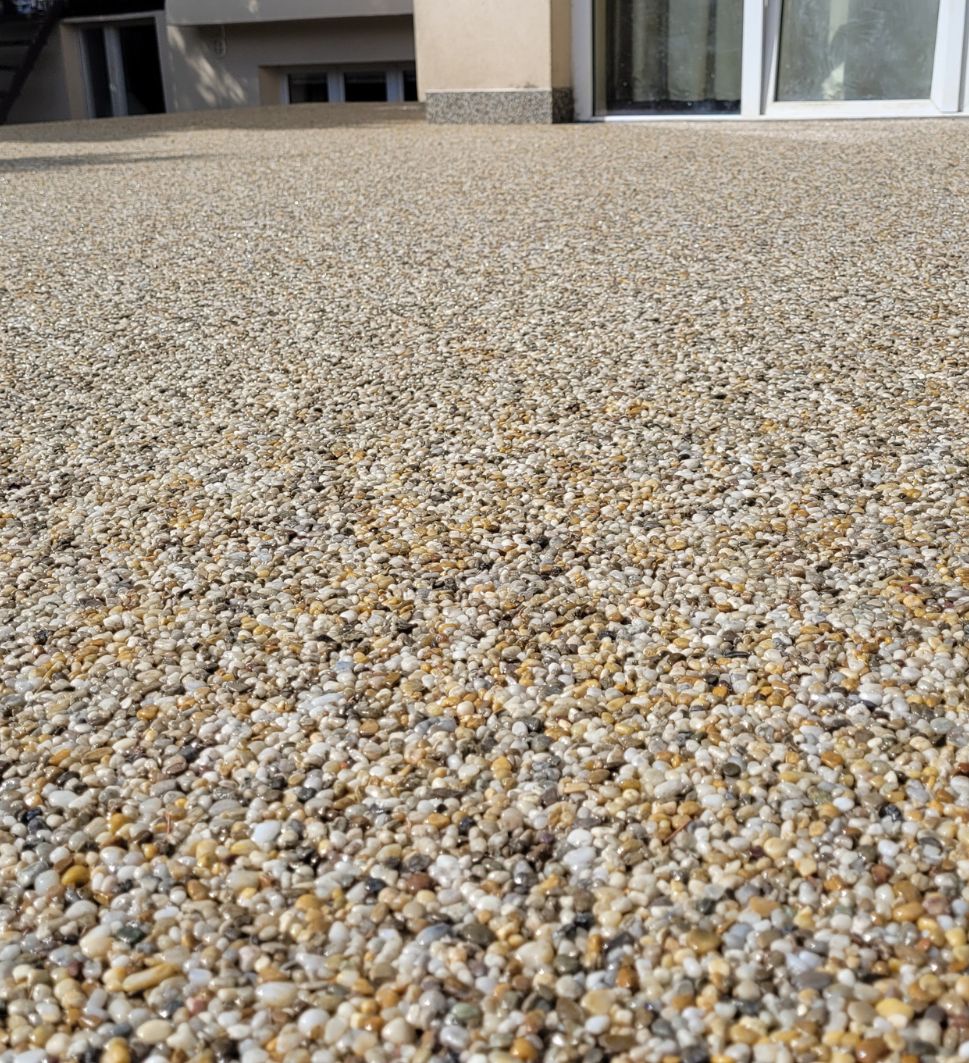 kamienny dywan na tarasie w słoneczny dzień z kruszywa naturalnego